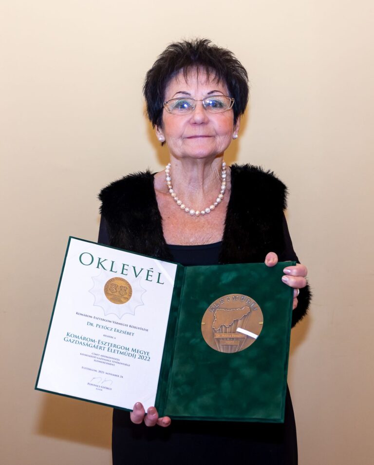 dr. Petőcz Erzsébet oklevelet tart a kezében