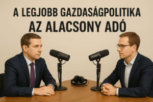 Üzleti öltönyös szakértők beszélgetnek egy podcast-stúdióban, mikrofonok előtt, gazdasági témájú interjú felvételén.